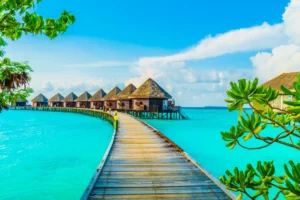 Une luxueuse villa bleue surplombant l'eau cristalline de Bora Bora, offrant une expérience de séjour exclusive.